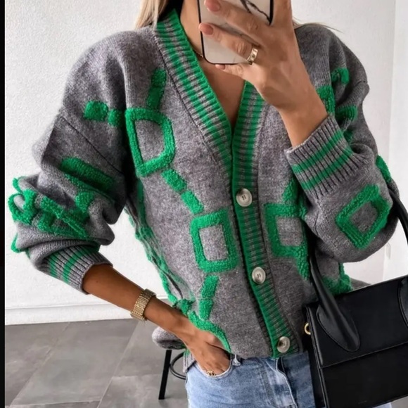 Boutique Sweaters - Chic Womens Boyfriend High Contrast Knit Cardigan - V-Neck Button Up Design